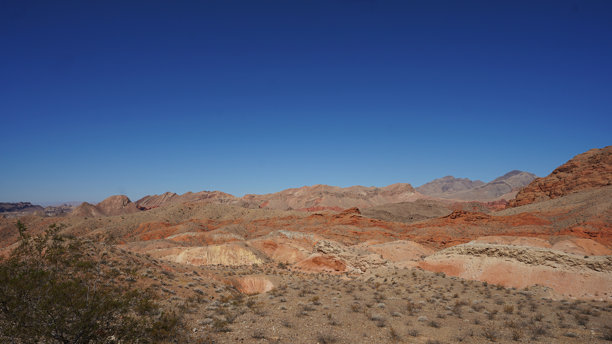 红石小径起点的黑白和彩色照片图片下载