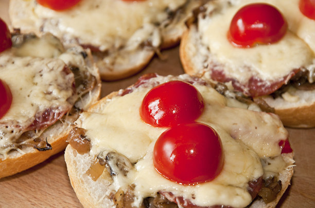 迷你披萨面包烘焙前的特写照片图片下载