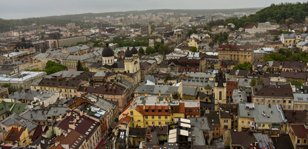秋季城市中心的照片，展示了阴天时中心历史老建筑的鸟瞰图图片下载