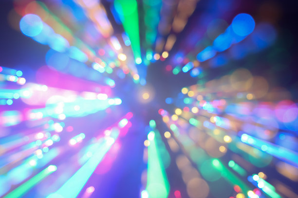 长时间曝光的照片。光绘摄影，鲜艳的多彩仙女灯在黑色背景下拉伸。图片下载