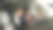 在现代汽车经销商处，顾客在购买前仔细检查一辆流线型汽车。这张照片传达了舒适与科技的氛围，吸引了当今的汽车爱好者。图片下载