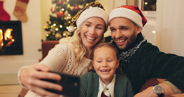 圣诞节，父母与孩子在家自拍，作为社交媒体和个人资料照片的记忆。爱，家庭，快乐的妈妈、爸爸和女孩微笑，庆祝节日传统、假期和度假。图片下载