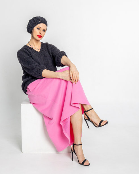 穿着黑色毛衣、粉色裙子和黑色贝雷帽的美丽女性，展现法式风格。鲜艳的妆容搭配红色口红。竖版照片。图片下载