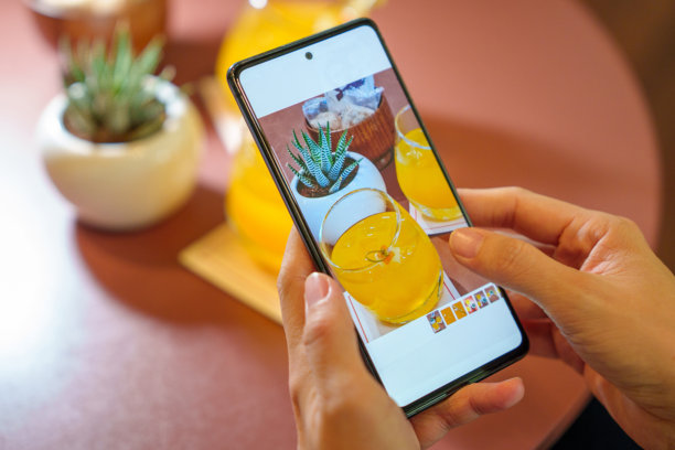 用智能手机拍摄清爽饮品的照片图片下载