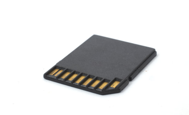 白色背景下的SD卡正面视图。作为数据或照片存储的计算机或相机组件。图片下载