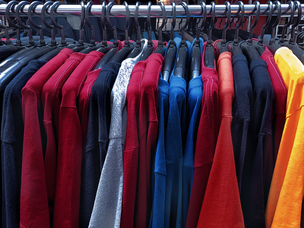 商店里衣服挂在架子上的全景照片图片下载