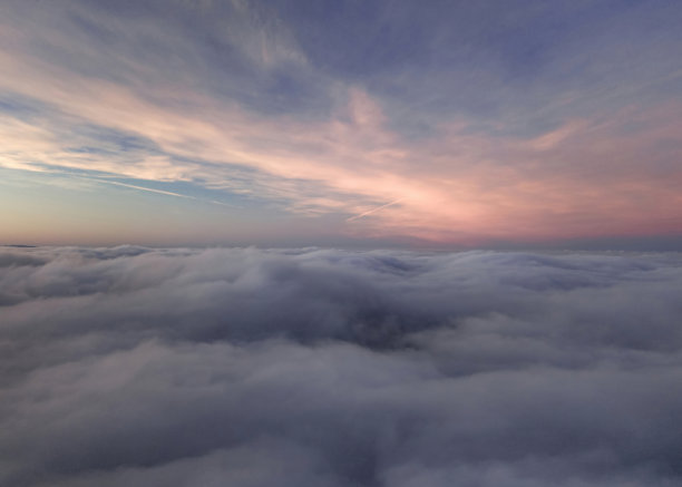 日落时分云层之上的照片图片下载