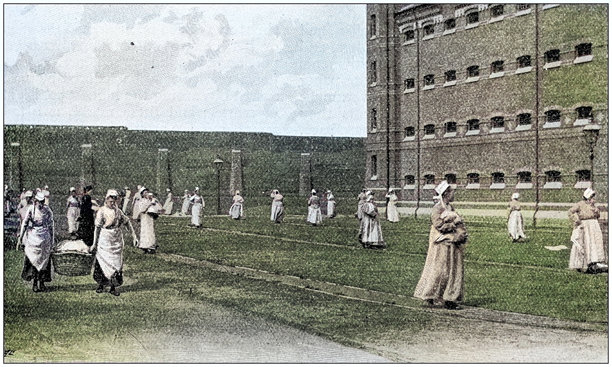 古老的照片：女性监狱庭院锻炼图片下载