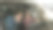在现代汽车经销商处，顾客在购买前仔细检查一辆流线型的汽车。这张照片传达了舒适与科技的氛围，吸引了当今的汽车爱好者。图片下载