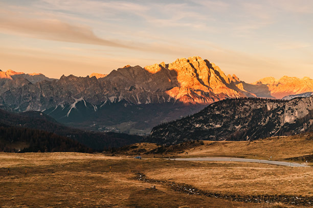 秋季金色时刻在多洛米蒂山脉的吉奥山口拍摄的美丽山脉照片图片下载