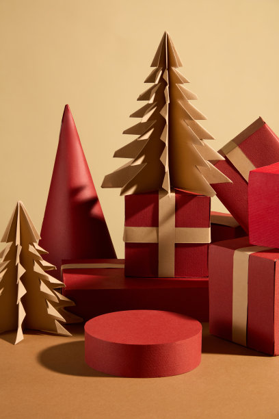 圆形红色展示平台，产品展示空间位于棕色表面上，背景是堆叠的红色礼品种子、棕色纸制松树和一个明亮的红色锥形平台，非常适合圣诞主题的照片模板。图片下载