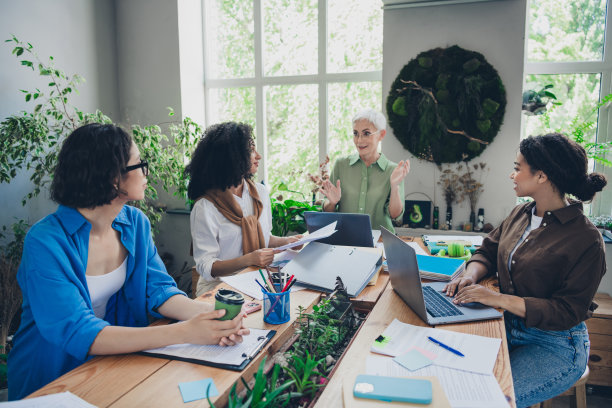 成功的女性企业家在现代室内办公室商业中心合作交流的照片图片下载
