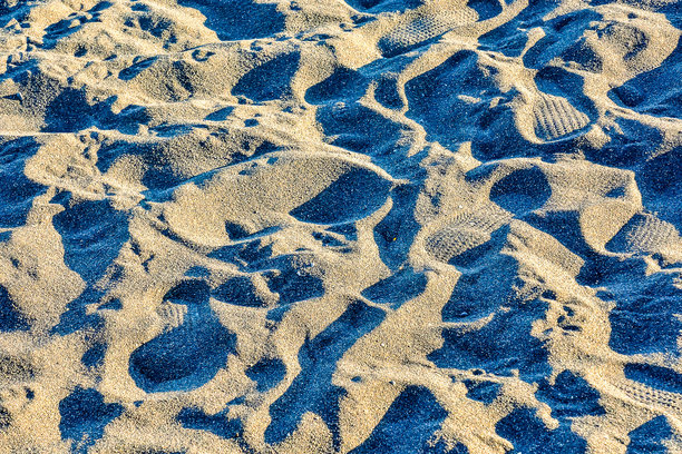 这张图片展示了一片蓝色和浅棕色沙滩。图片下载