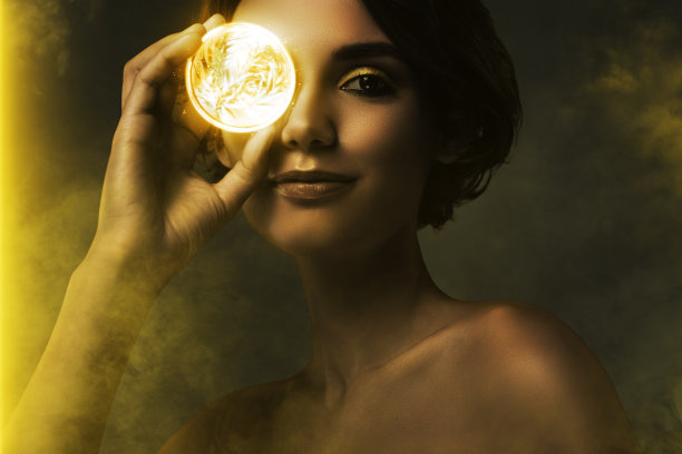 美丽女孩手持美容护肤精华的拼贴照片，背景为涂鸦风格，黄色光线照射。图片下载