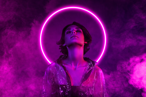 梦幻宁静的女孩模特在霓虹紫色圆圈中摆姿势，时尚派对夜总会合成照片拼贴，背景为涂鸦风格。图片下载