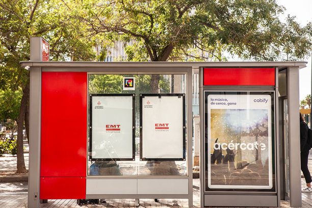 这张图片展示了属于EMT瓦伦西亚的公交车站，突显了西班牙瓦伦西亚的公共交通系统。该车站展示了城市对高效城市出行的承诺。图片下载