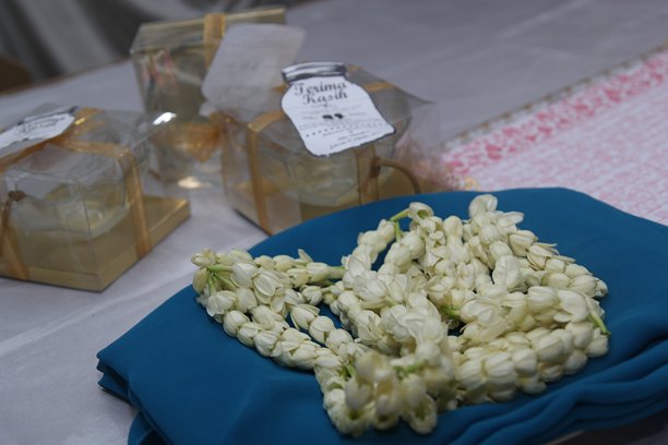 特写照片，茉莉花项链，茉莉花放在托盘上图片下载