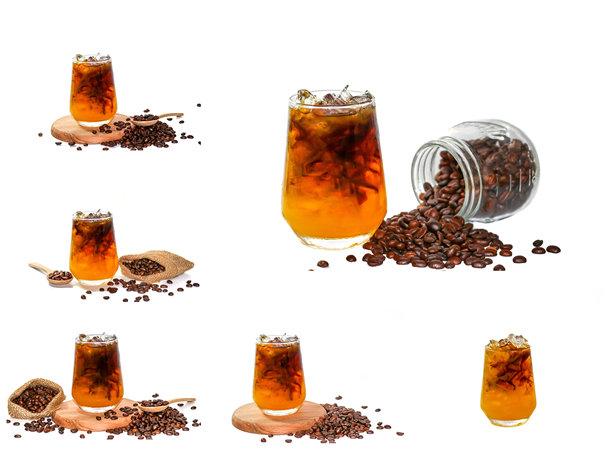 白色背景下的美式冰咖啡图片，概念完整套装，咖啡豆从瓶子中洒落在木盘上。图片下载