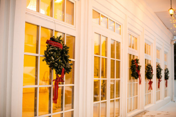 圣诞前夕房屋上的花环装饰图片图片下载