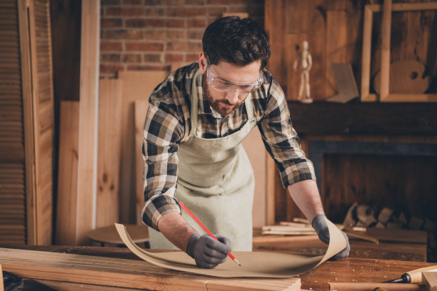 专业工匠在车库的桌子上绘制方案图纸的照片图片下载