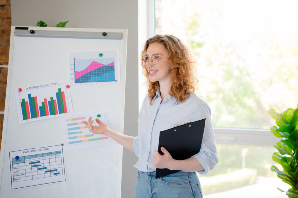 年轻女士在舒适的初创公司办公室内穿着正式商务服装，作为董事会培训生的照片图片下载