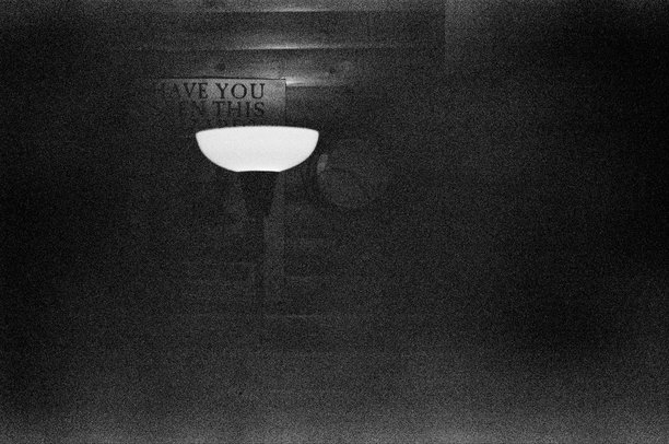 一张捕捉到昏暗房间中灯光的灰度照片图片下载