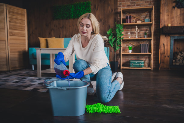 穿着白衬衫的严肃女性在公寓室内进行周末清洁的照片图片下载