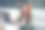 穿着卡其色衬衫的可爱女孩在室内公寓房间里使用现代电子设备打字的照片图片下载