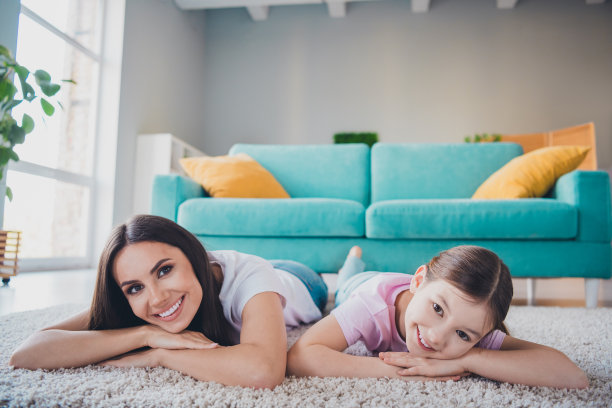 可爱的妈妈和女儿在公寓客厅的地板上一起度过周末的照片图片下载