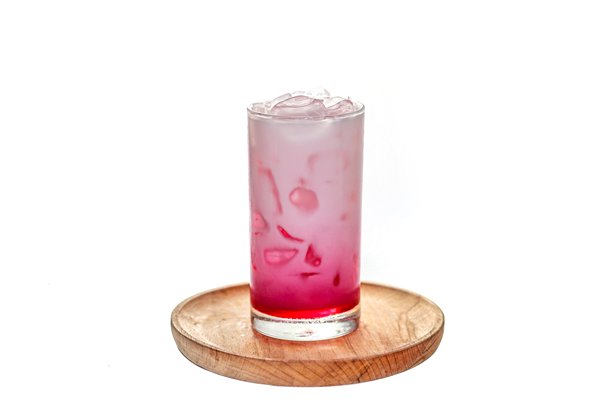 冰粉红牛奶在白色背景下的木盘上独立摆放的图片。图片下载