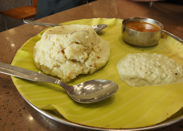特写照片展示了印度美食“米饭庞加尔”，配有萨姆巴尔和椰子酸辣酱，是南印度早餐和晚餐的热门食品。图片下载