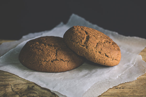 两个叠在一起的饼干。家庭烘焙，艺术照片。图片下载