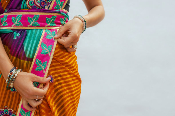 印度美丽年轻女孩穿着传统纱丽在户外摆姿势的特写。快乐的排灯节问候照片。系列的一部分。图片下载
