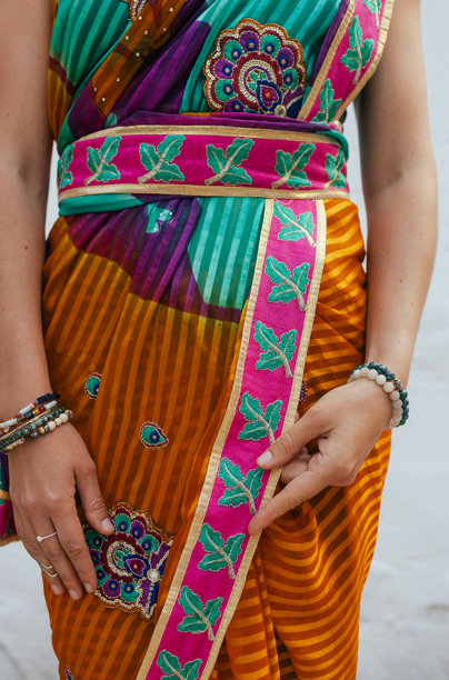 印度美丽年轻女孩穿着传统纱丽在户外摆姿势的特写。快乐的排灯节问候照片。系列的一部分。图片下载
