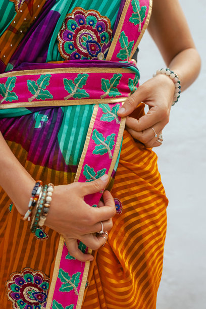 印度美丽年轻女孩穿着传统纱丽在户外摆姿势的特写。快乐的排灯节问候照片。系列的一部分。图片下载