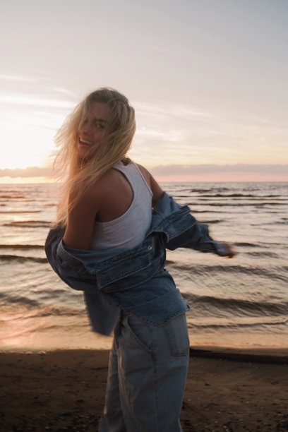 创意长时间曝光的海滩日落女性照片图片下载