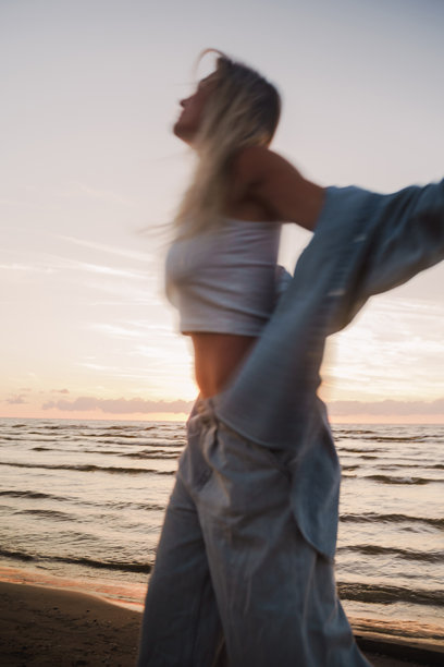 创意长时间曝光的海滩日落女性照片图片下载