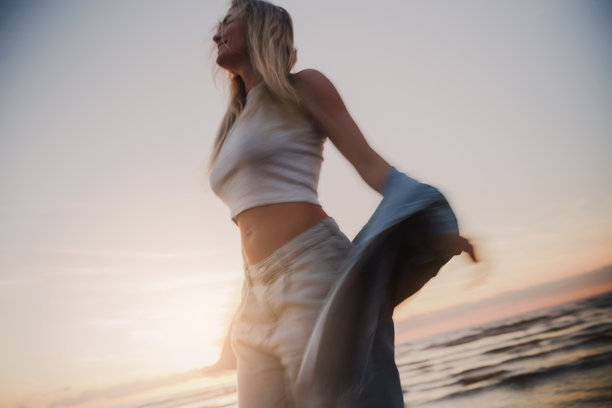 创意长时间曝光的海滩日落女性照片图片下载