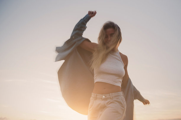 创意长时间曝光的海滩日落女性照片图片下载