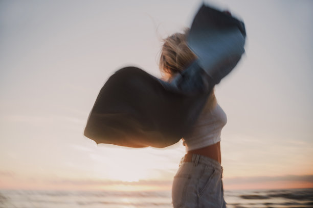 创意长时间曝光的海滩日落女性照片图片下载