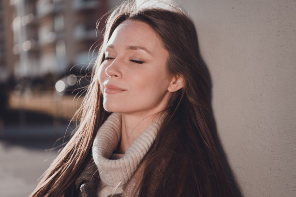 特写照片，展现一位穿着时尚舒适服装的优雅女士，享受九月和十月的悠闲散步时光，感受户外的和谐氛围。图片下载