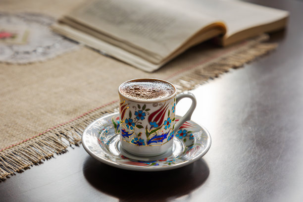土耳其咖啡与传统杯子和一本书，库存照片图片下载