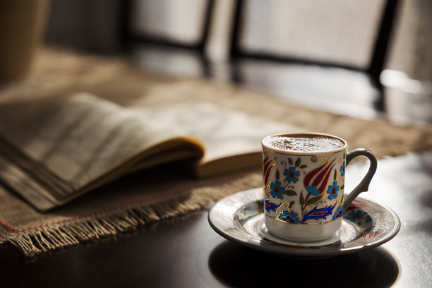 土耳其咖啡与传统杯子和一本书，库存照片图片下载