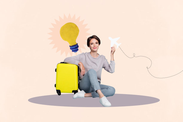 快乐女孩手持飞机图标和黄色行李箱的拼贴照片，准备物品和灵感灯泡，背景为涂鸦风格。图片下载