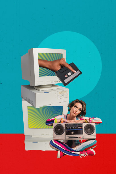 垂直照片拼贴，思维敏捷的女孩手持音响播放器，手中拿着新歌带，窥视电脑显示器，派对场景，背景为涂鸦风格。图片下载