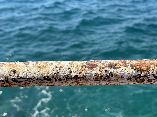 锈蚀的管道与海洋背景的金属腐蚀特写宏观照片图片下载