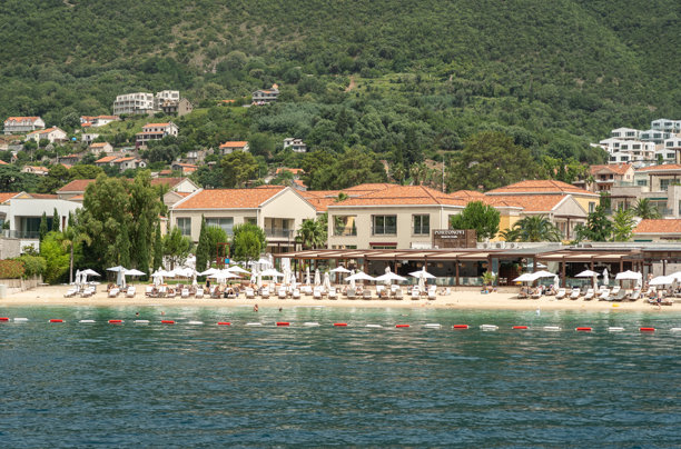 赫尔采格诺维海滩的波尔托诺维海滩俱乐部酒店，旅游季节，夏季海滩假期，编辑图片图片下载