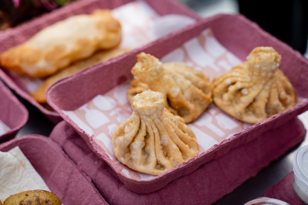 这张图片展示了一个精美摆放的托盘，里面装满了美味的食物，放在桌子上，展现了菜肴的鲜艳色彩和精致细节。图片下载