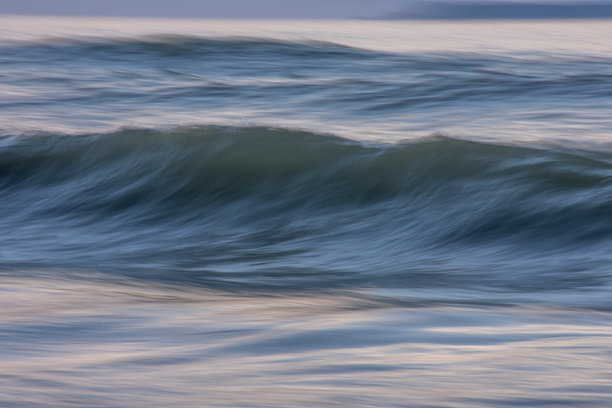 长时间曝光的波浪运动照片，形成模糊的抽象图像。图片下载