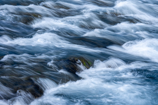 一张长时间曝光的流水照片，形成了抽象的图像。图片下载
